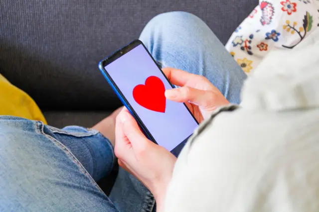 आजच्या ऑनलाईन जगात ऑफलाईन होण्याचा हा सल्ला कितपत व्यवहार्य आहे, हा प्रश्नच आहे. 