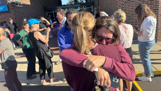 Awọn obi awọn akẹkọọ di mọ ara wọn pẹlu omije loju nibi ti wọn ti fẹ mọ nnkan to ṣẹlẹ sawọn ọmọ wọn.