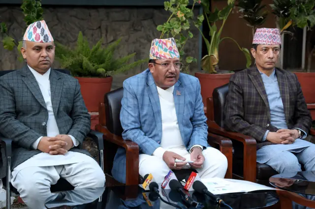 निर्वाचन आयोगका सचिव कृष्णबहादुर राउत (बायाँ), कार्यवाहक प्रमुख आयुक्त रामप्रसाद भण्डारी र आयुक्त सगुन शम्शेर जबरा