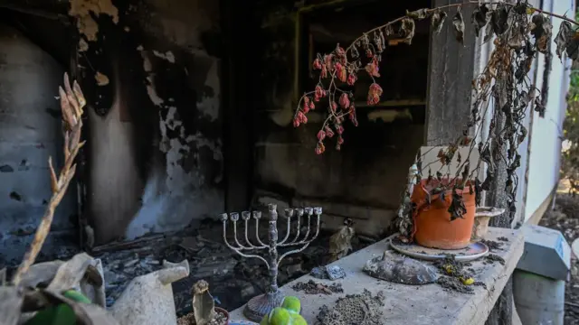 Menora ya Hanukkah imeachwa kwenye nyumba iliyoharibiwa baada ya Hamas kushambulia kibbutz hii tarehe 7 Oktoba karibu na mpaka wa Gaza mnamo tarehe 1 Novemba 2023 huko Kissufim, Israel.
