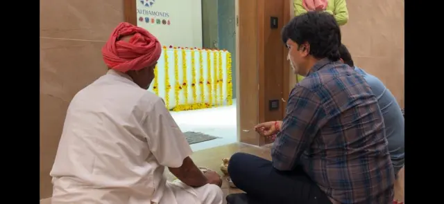 સુરત ડાયમંડ બુર્સમાં ઑફિસનું ઉદ્ધાટન કરતા વ્યાપારીઓ