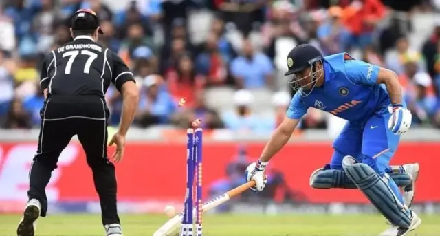 भारत की उम्मीद उस समय टूट गई जब मार्टिन गुप्टिल ने एमएस धोनी को रन आउट कर दिया.