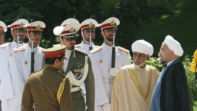 سلطان قابوس حکمران وقت عمان در شروع ریاست جمهوری حسن روحانی پیام رئیس جمهور آمریکا در پذیرش غنی سازی اورانیوم در ایران را  به تهران آورد