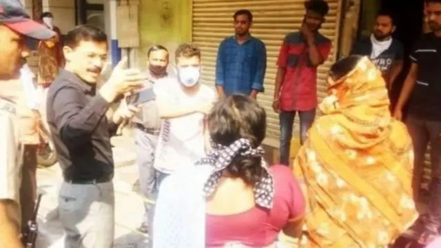 तुकाराम मुंढे जनतेशी संवाद साधताना