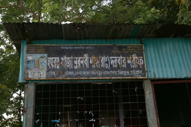 ছবিতে দেখা যাচ্ছে, জঙ্গল সলিমপুরের একটি দরবার শরীফ