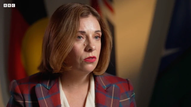 Anika Wells diz que as big techs não vão intimidá-la sobre a proibição australiana às redes sociais