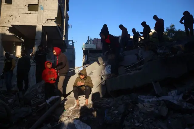 کودکی در غزه روی ویرانه ها