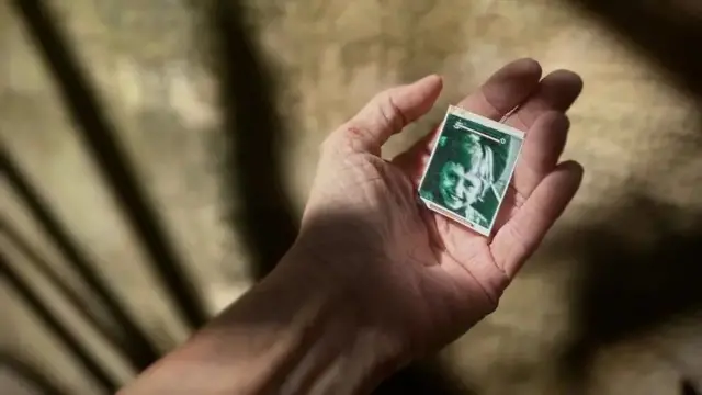 ایوا کی یہ تصویر اس زرد گھر میں ان کی فائل پر لگی تھی