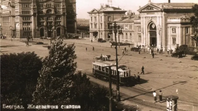 Фотографија старе Железничке станице у Београду из 1923. године, поред које пролази трамвајска линија