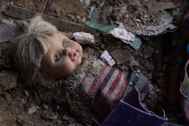 Một con búp bê trong ngôi nhà bị bắn sập tại Vremivka, tỉnh Donetsk, Ukraine vào ngày 6 tháng 7 năm 2023.