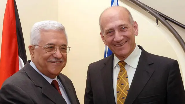 Ehud Olmert (kanan) berjabat tangan dengan Mahmoud Abbas (kiri) menjelang pembicaraan, 6 Agustus 2008 di Yerusalem, Israel.