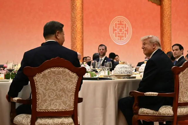 美国总统唐纳・特朗普在 2026 年 5 月 14 日于北京人民大会堂举行的国宴上，与中国国家主席习近平（左）交谈。