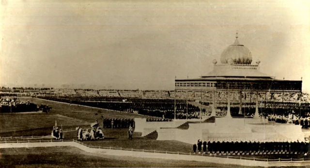 1911 ஆம் ஆண்டில், ஐந்தாம் ஜார்ஜ் மன்னர் டெல்லி தர்பாரில் இருந்து டெல்லியை புதிய தலைநகராக அரிவித்தார்