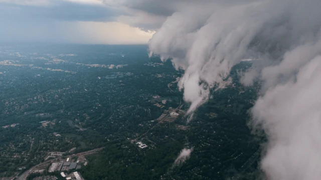 Widok z lotu ptaka przedstawiający gwałtowne burze przemieszczające się przez obszar metropolitalny Waszyngtonu