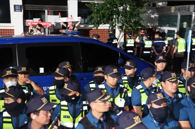 12·3 비상계엄과 관련해 특검의 수사를 받는 윤석열 전 대통령이 두 번째 구속 전 피의자심문(영장실질심사)를 마친 후 호송차를 타고 대기 장소인 경기 의왕시 서울구치소로 향하고 있다