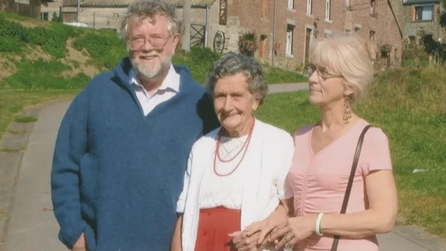 Jo Cameron, marido e mãe abraçadosbetnacional betnacionalárea externa, pertobetnacional betnacionalgramado