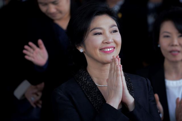 Hình ảnh chụp bà Yingluck Shinawatra trong tư thế chắp tay
