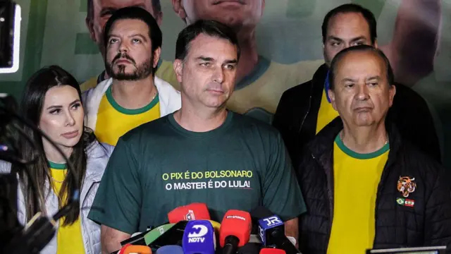 Flávio Bolsonaro com uma camiseta com a inscrição "O PIX é do Bolsonaro; o Master é do Lula".