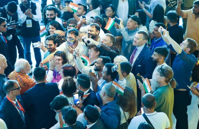 यूक्रेन पहुंचने के बाद पीएम मोदी ने भारतीय समुदाय के लोगों से मुलाकात की