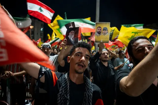 Militantes de Hezbolá en un acto en honor al fallecido líder iraní Alí Jamenei.