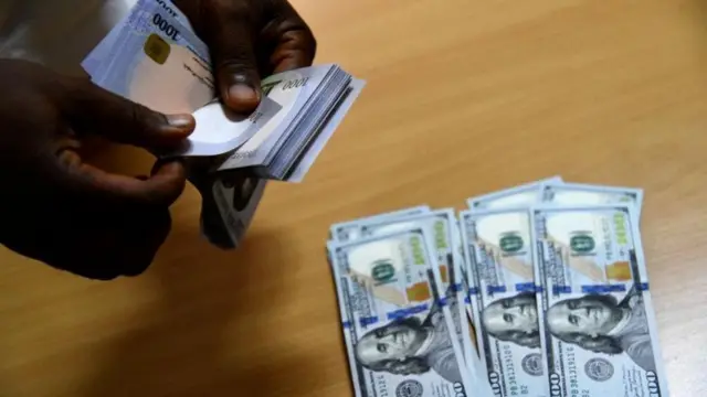Aworan afihan paṣiparọ owo Naira ati dọla