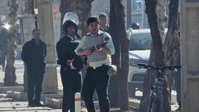 یک نیروی پلیس در شهر لردگان با شتگان در دست - دی ۱۴۰۴