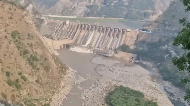 सिंधू आणि तिच्या पाच उपनद्यांचा हिमालयात उगम होतो, त्या भारत आणि पाकिस्तानच्या वेगवेगळ्या भागातून प्रवास करत सिंधू नदीला मिळतात आणि मग सिंधू अरबी समुद्राला मिळते