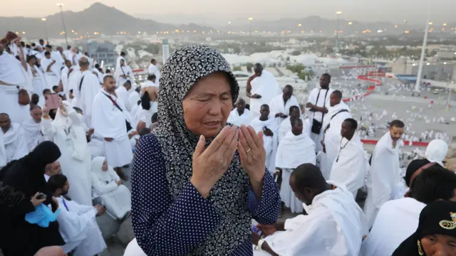 A Muslim woman prays on Mount Arafat during the Hajj 2023 pilgrimage, southeast of Mecca, Saudi Arabia, 27 June 2023. 