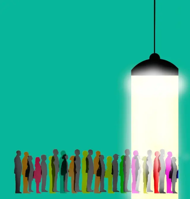 Rangée de personnes avec quelques luminaires