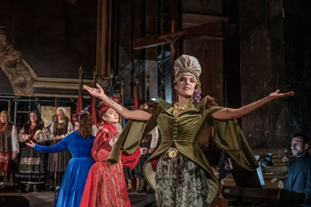 Các diễn viên biểu diễn trong buổi công diễn vở “Birds Conversation” tại Nhà thờ Đồn trú Thánh Phêrô và Thánh Phaolô vào ngày 5/12/2023 ở Lviv, Ukraine.