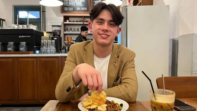 Selama di Indonesia, George mencicipi makanan lokal seperti mie Jawa dan makanan Padang.