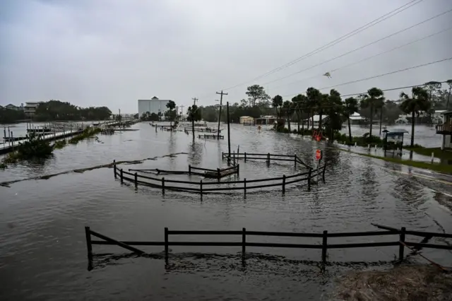 Una calle inundada cerca del puerto deportivo de Steinhatchee después de que el huracán Idalia tocara tierra.