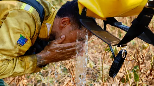 Brigadista toma águacopa argentina palpitesmeio a combate a incêndios