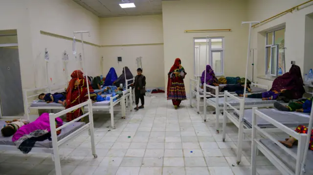 میرویس روغتون په سویل کې تر ټولو ستر روغتیایې مرکز دی، چې د روغتیایې اسانتیاوو د لږوالي سره بیا هم د ناروغانو د پراخ ورتګ له امله تر فشار لاندي دی.