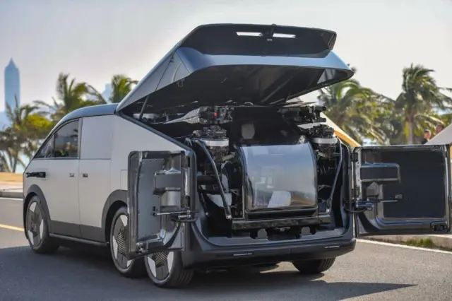 ماشین پرنده در پنج دقیقه به طور خودکاراز پشت شاسی‌بلند پیاده و آماده پرواز می‌شود