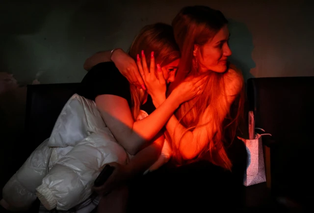 러시아의 드론 공격이 이어지는 7일 우크라이나 키이우 대피소에 숨은 주민들이 부둥켜 안고 있다