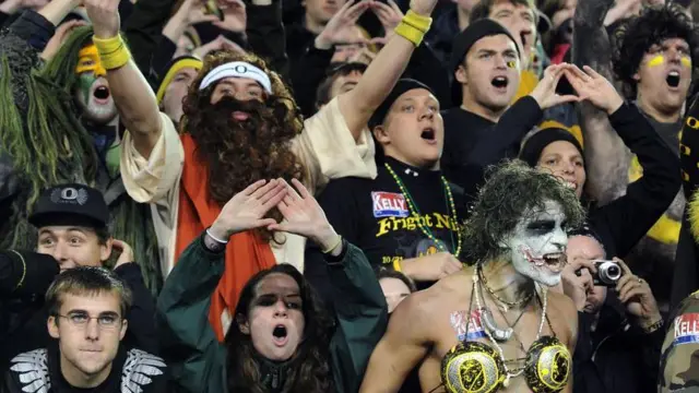 مشجعون لكرة القدم ينشدون داخل المدرجات