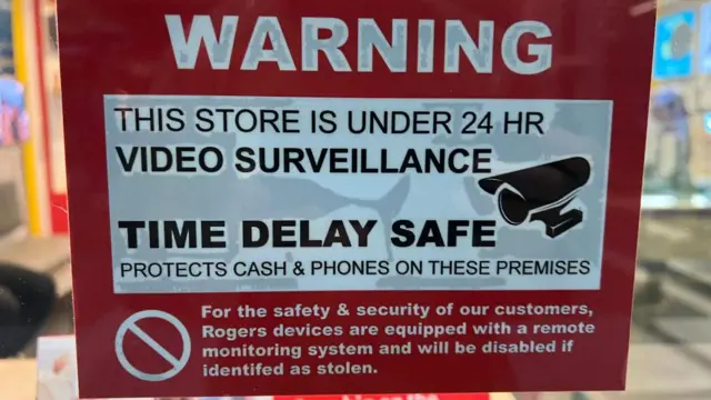 अब चोरी रोकने के लिए रीटेल कंपनियां आर्टिफ़िशियल इंटेलिजेंस, वाहनों की नंबर प्लेट रीडिंग करने वाली टेक्नोलॉजी का इस्तेमाल कर रही हैं