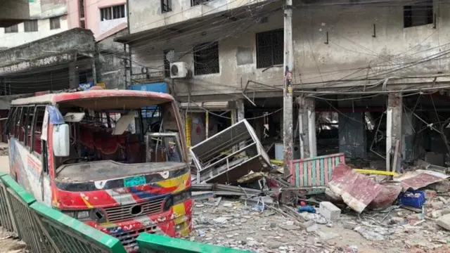 ঢাকার মগবাজার এলাকায় একটি তিনতলা ভবনের নীচতলায় বিস্ফোরণের পরের চিত্র।
