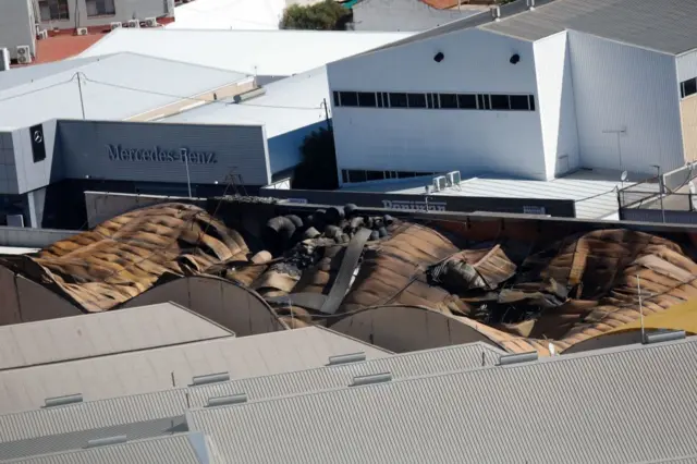 Detalle del techo de las discotecas, quemado y destrozado. 