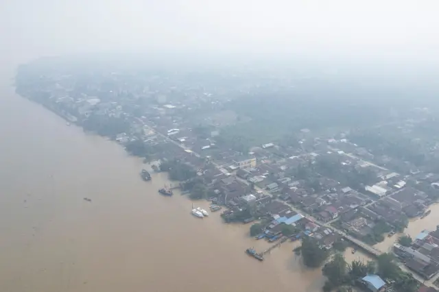 Foto udara permukiman warga di Muara Sabak Timur yang diselimuti kabut asap akibat kebakaran hutan dan lahan (karhutla) di Tanjung Jabung Timur, Jambi, Selasa (27/8/2024).
