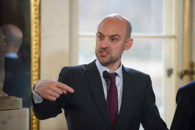 ژان نوئل بارو، وزیر خارجه فرانسه هم  سه روز پیش نسبت به فعال شدن مکانیسم ماشه هشدار داد