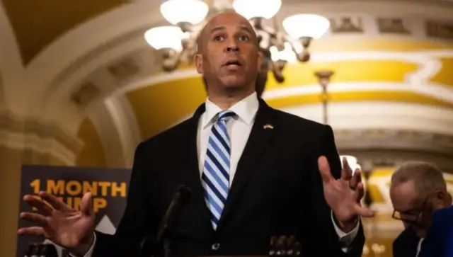 Cory Booker yashatse kudindiza ibikorwa vy'inama nkenguzamateka mu kwiyamiriza poritike ya Trump