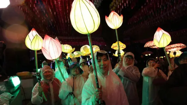 در این جشنواره مردم معابد و سراسر شهر را با هزاران فانوس تزئین می‌کنند