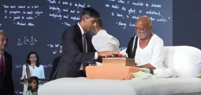 मोरारी बापू के साथ ऋषि सुनक