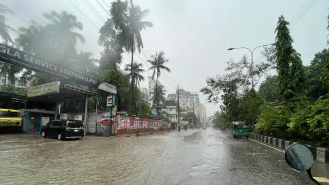 টানা বৃষ্টিতে পানি জমেছে আসাদগেট এলাকার সড়কেও।