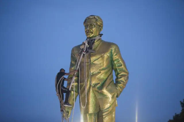 ځینو احتجاجیانو د شیخ حسینې د پلار شیخ مجیب الرحمان مجسمې ړنګولو هڅې کولې.