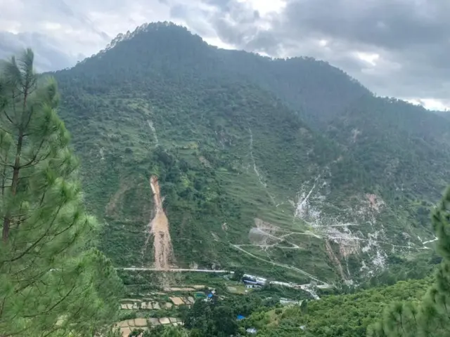 भूकम्पले गएको पहिरो