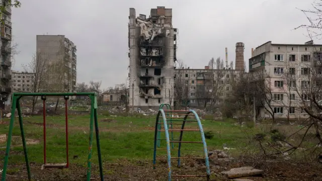 Розбомлений будинок в Бахмуті в 2023 році 