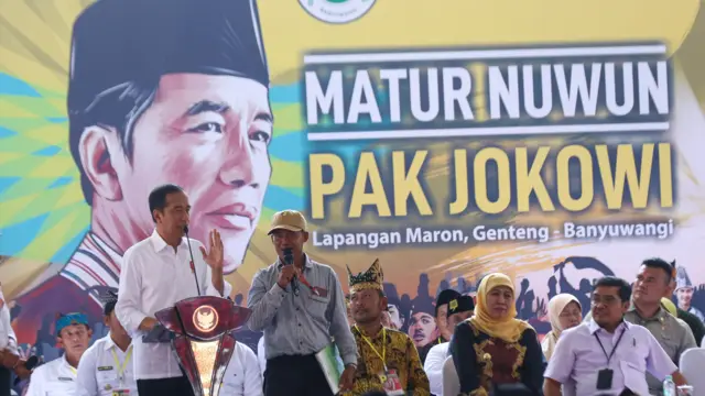 Presiden Joko Widodo (kiri) berbincang dengan warga penerima manfaat Program Tanah Objek Reforma Agraria Perhutanan Sosial (TORA-PS) dalam acara bertajuk Matur Nuwun Pak Jokowi di Ruang Terbuka Hijau Maron, Genteng, Banyuwangi, Jawa Timur, Rabu (27/12/2023).